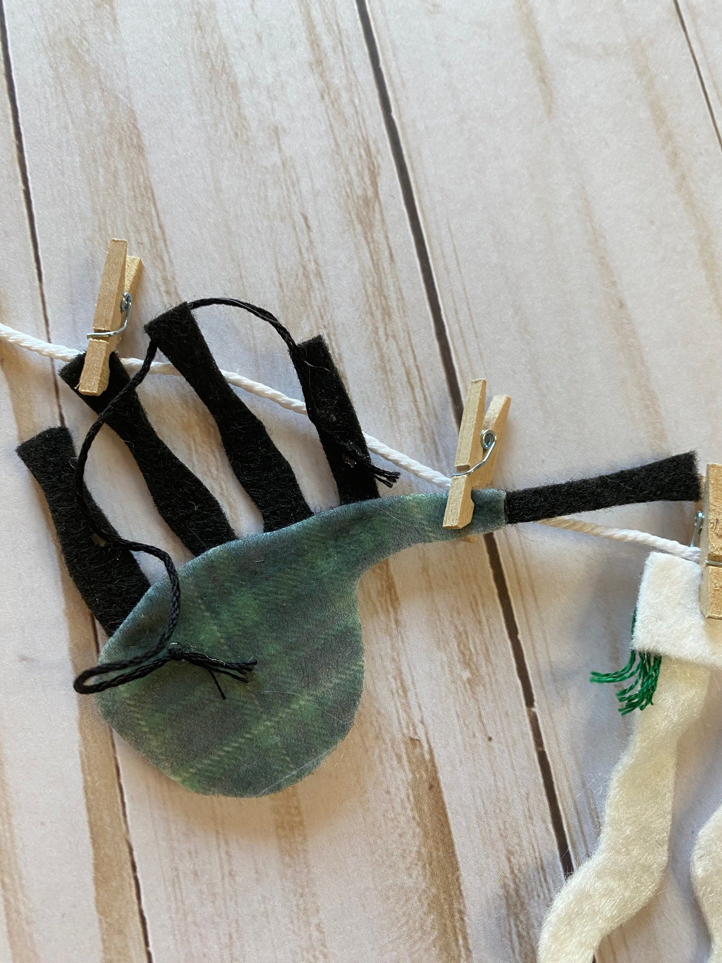 Scottish Bagpiper’s Clothesline Banner, Irish Kilt Miniature Felt Garland, Wall Hanging Decoration for St. Patrick’s Day