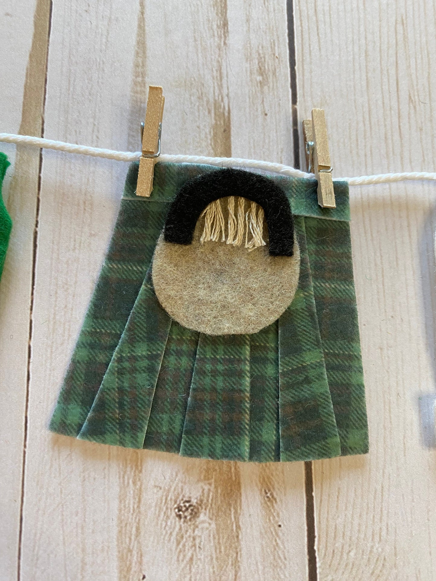 Scottish Bagpiper’s Clothesline Banner, Irish Kilt Miniature Felt Garland, Wall Hanging Decoration for St. Patrick’s Day